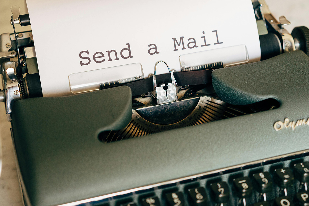 Abstrakte Darstellung von Formularen, E-Mail-Zustellung und DNS-Prüfungen nach dem Go-Live.